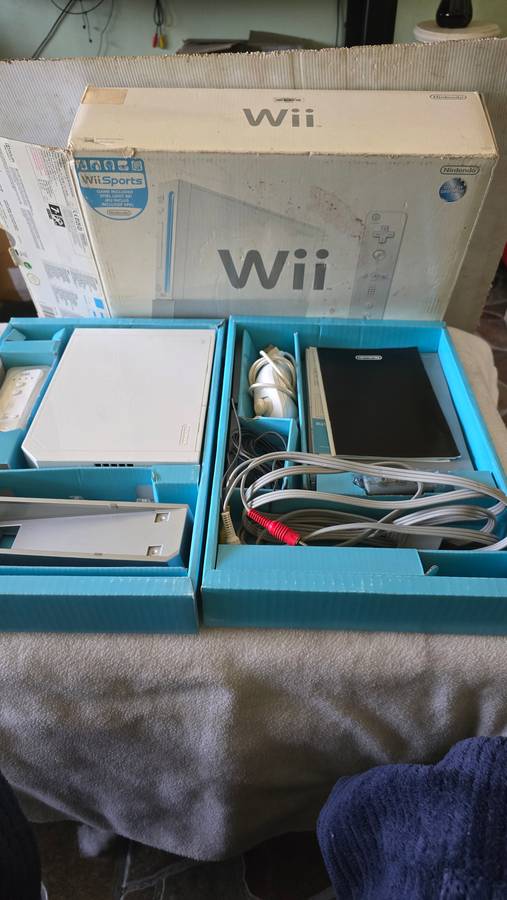 NINTENDO WII CONSOLE INCL. A REMOTE,NUNCHUK ADAPTER AND CABLES( NO POWER SUPPLY) WITH ORIGINAL BOX