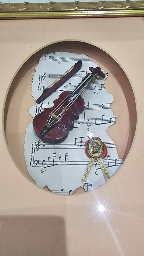 FRAMED MINIATURE VIOLIN(25 x 30cm)