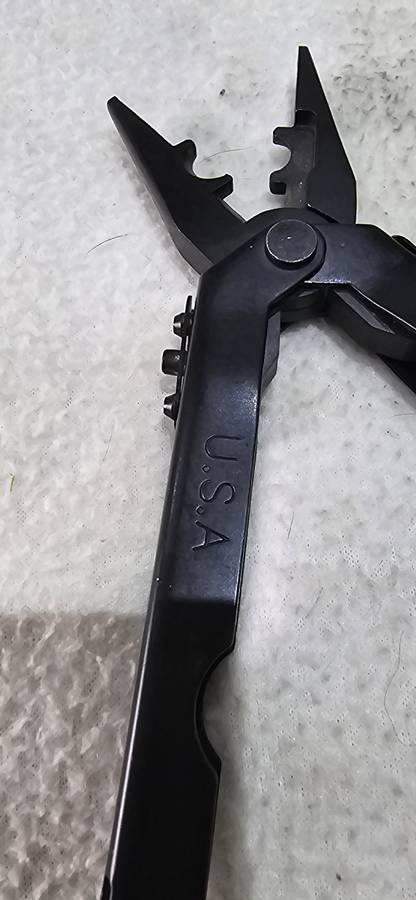 MULTIFUNCTIONAL PLIER SCREWDRIVER KIT(CAROLINA ,USA)