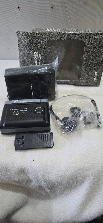 STEREO CASSETTE PLAYER WITH  SPEAKERS AND HEADPHONE(WALKIE TALKIE TYPE )