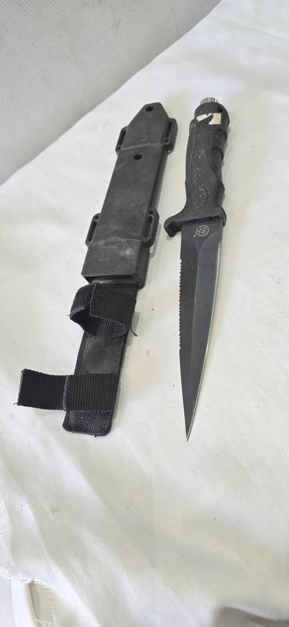 RAZOR SHARP MILLITARY CAMPING KNIFE(SHARP AND JAGGED EDGE)WITH SHEATH