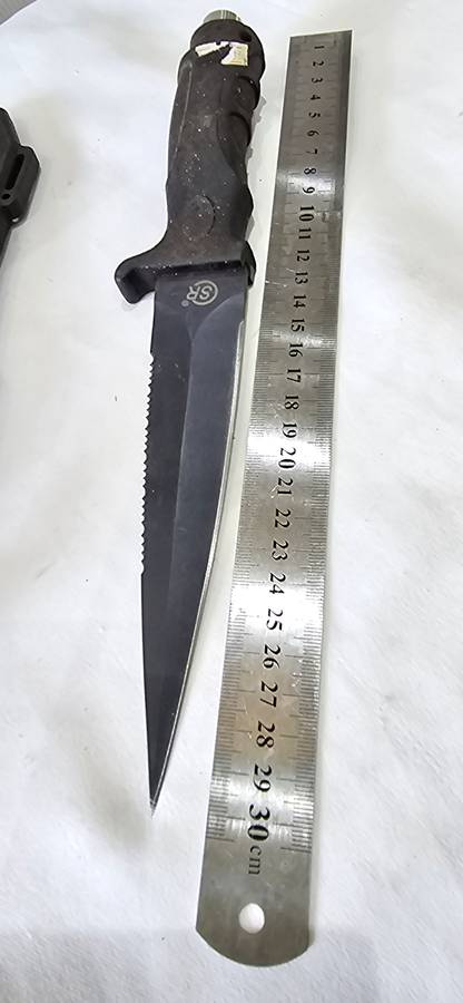 RAZOR SHARP MILLITARY CAMPING KNIFE(SHARP AND JAGGED EDGE)WITH SHEATH