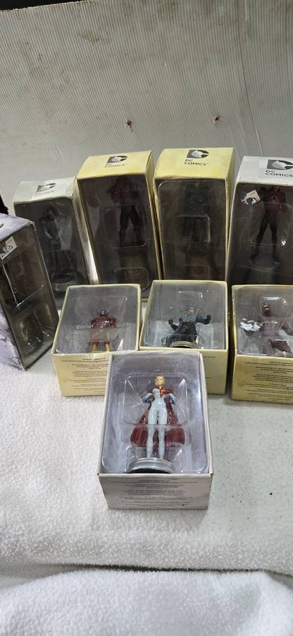 9 x DC COMICS SUPERHEROES FIGURINES