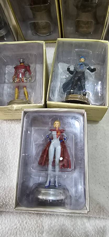 9 x DC COMICS SUPERHEROES FIGURINES