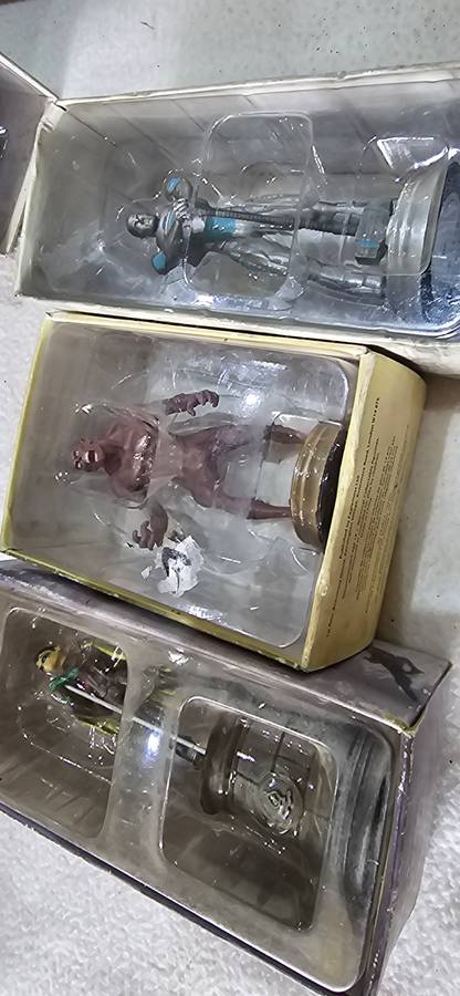9 x DC COMICS SUPERHEROES FIGURINES