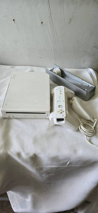 NINTENDO WII WITH ASSESCORIES (NO  POWER CABLE)