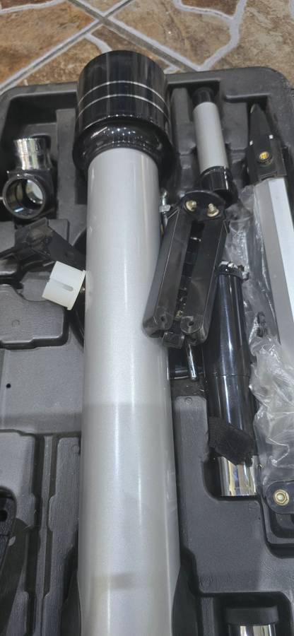 REFRACTOR TYPE TELESCOPE (COMPLETE SET WITH TRIPOD)IN CASE-MINT CONDITION