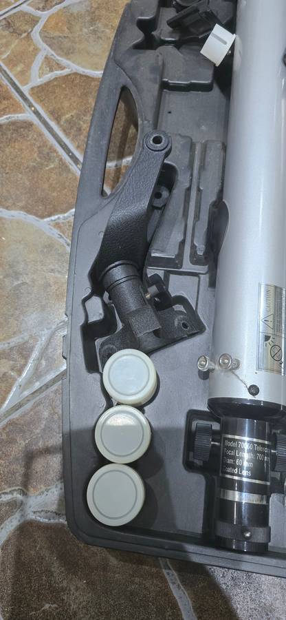 REFRACTOR TYPE TELESCOPE (COMPLETE SET WITH TRIPOD)IN CASE-MINT CONDITION