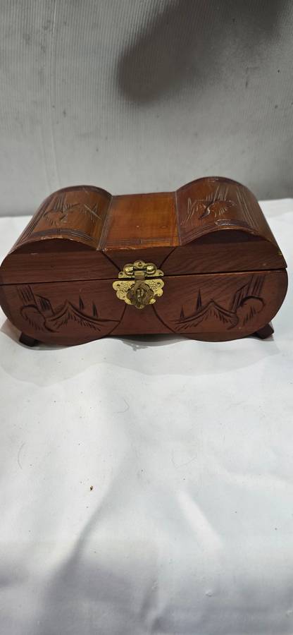 VINTAGE CARVED SOLID WOOD JEWELERY BOX