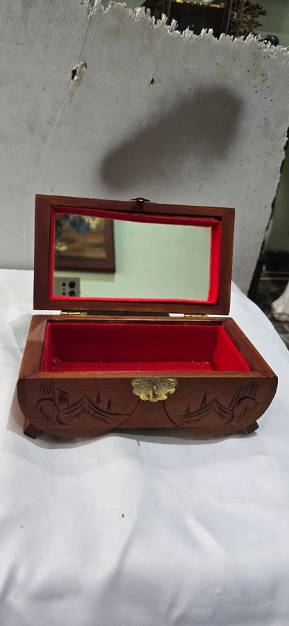 VINTAGE CARVED SOLID WOOD JEWELERY BOX