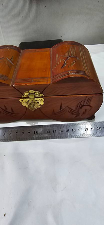 VINTAGE CARVED SOLID WOOD JEWELERY BOX