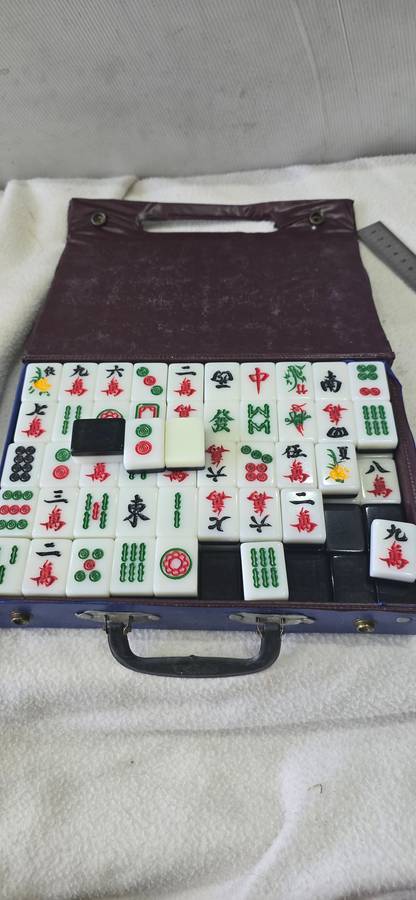 VINTAGE CHINESE MAHJONG(147 TILES)IN ORIGINAL BOX