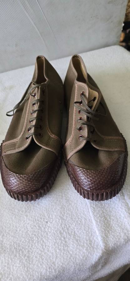 RUNACAM 1971 N.C.R.M GOOD QUALITY TEKKIES(SIZE 8)