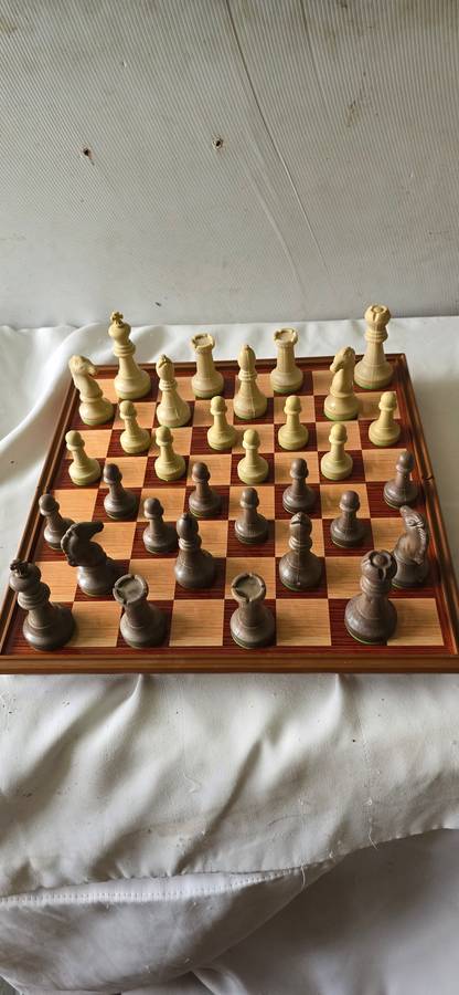 COMPLETE CHESS SET WITH FOLDABLE  CHESS AND STORAGE BOX(32 x 32cm)(