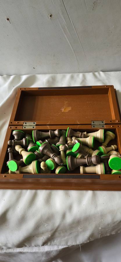 COMPLETE CHESS SET WITH FOLDABLE  CHESS AND STORAGE BOX(32 x 32cm)(