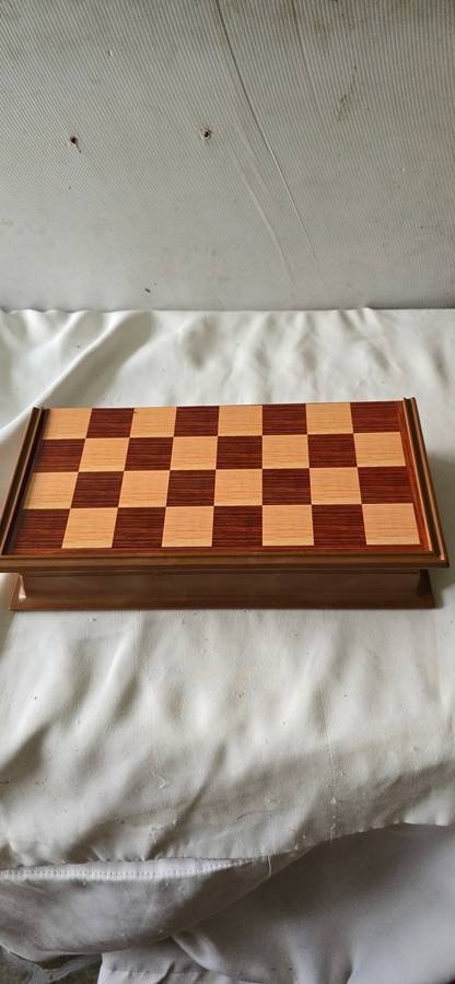 COMPLETE CHESS SET WITH FOLDABLE  CHESS AND STORAGE BOX(32 x 32cm)(