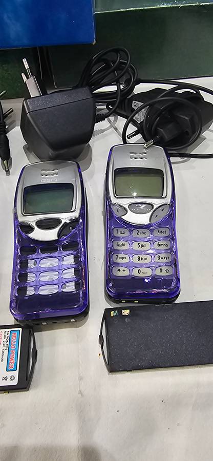 JOBLOT VINTAGE NOKIA CELLPHONE WITH ORIGINAL BOX-SEE DESCRIPTION