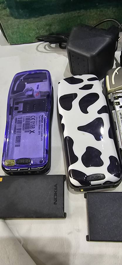 JOBLOT VINTAGE NOKIA CELLPHONE WITH ORIGINAL BOX-SEE DESCRIPTION