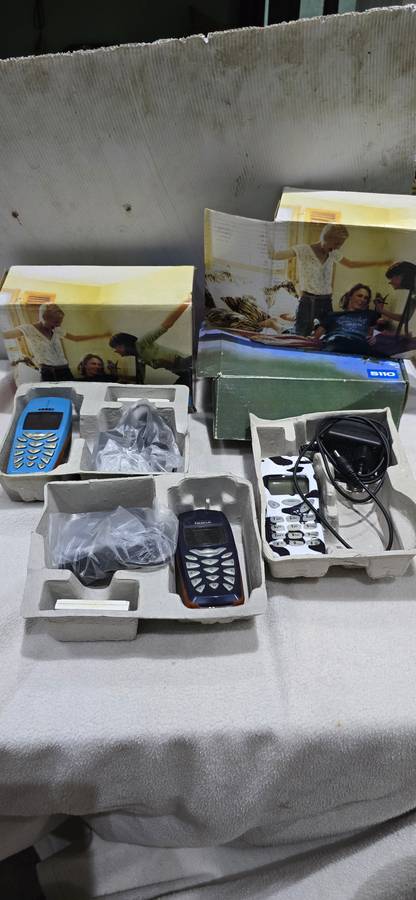 3 PIECE VINTAGE NOKIA CELLPHONES