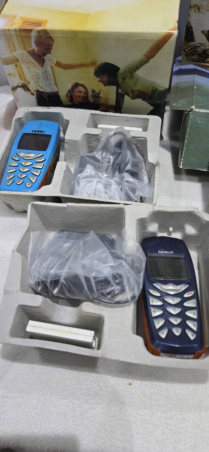 3 PIECE VINTAGE NOKIA CELLPHONES