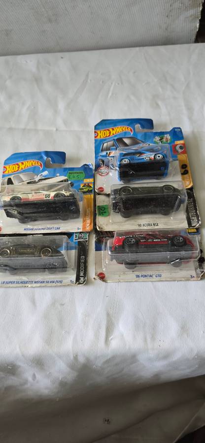 SET OF 5 HOT WHEELS MODEL CARS
