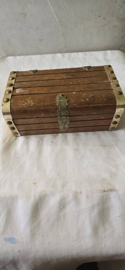 VINTAGE WOODEN JEWELRY BOX (18 x 10 x 8cm)