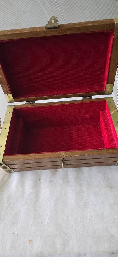 VINTAGE WOODEN JEWELRY BOX (18 x 10 x 8cm)