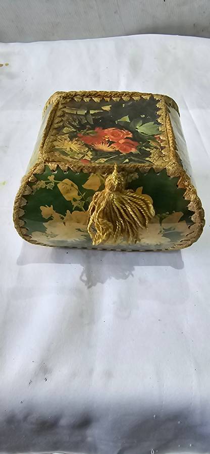 19TH CENTURY VICTORIAN ERA ANTIQUE SEWING OR DRESSER BOX(10 X 10 X 10CM)