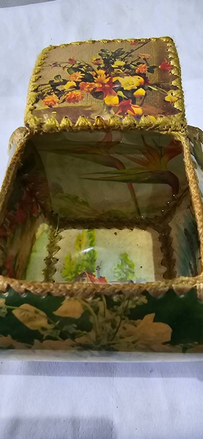 19TH CENTURY VICTORIAN ERA ANTIQUE SEWING OR DRESSER BOX(10 X 10 X 10CM)