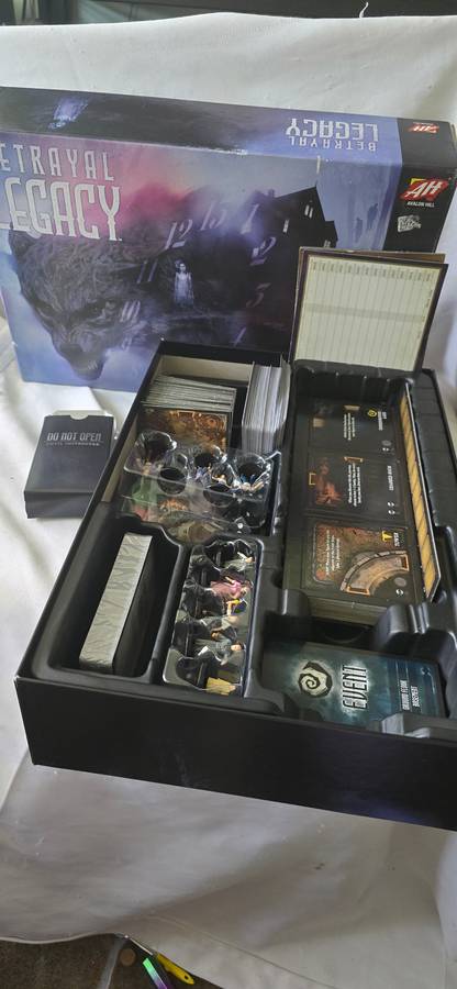 BETRAYAL LEGACY BOARD GAME WITH FIGURINES