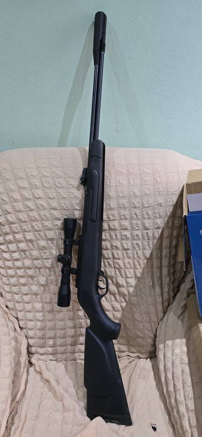 ORIGINAL GAMO RIFLE INCL.A 4 X 32 RIFLESCOPE(MINT CONDITION)