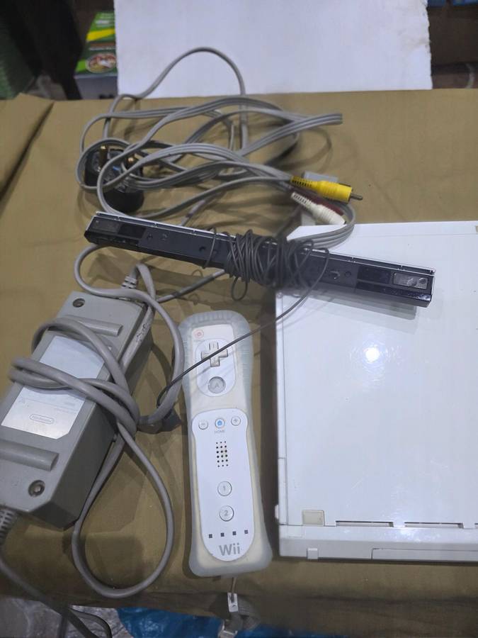 NINTENDO WII CONSOLE INCL.POWER SUPPLY, REMOTE ,8 GAME DISCS & ASSESCORIES