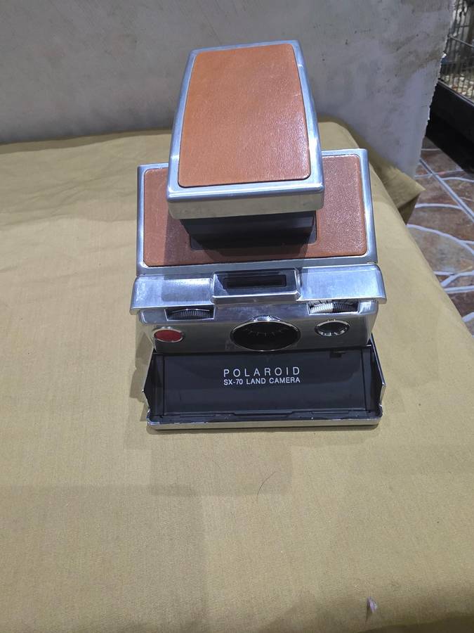 VINTAGE PALAROID SX-70 LAND CAMERA IN LEATHER CASE