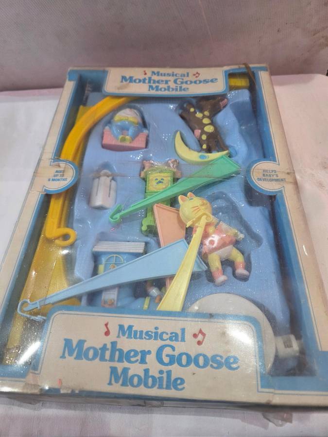 VINTAGE MUSICAL MOTHER GOOSE MOBILE NURSERY TOYS(UNUSED)