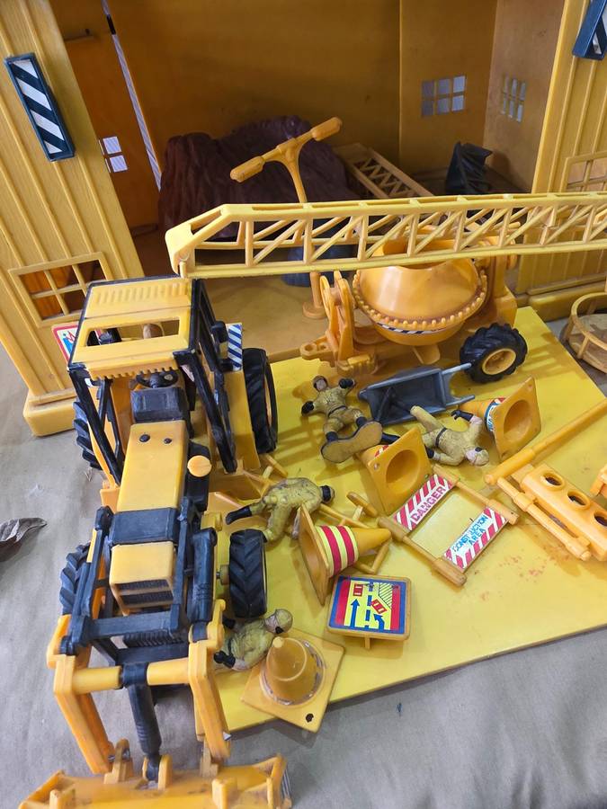 35 piece construction vehicles, workers, signs etc. Includes workshop.