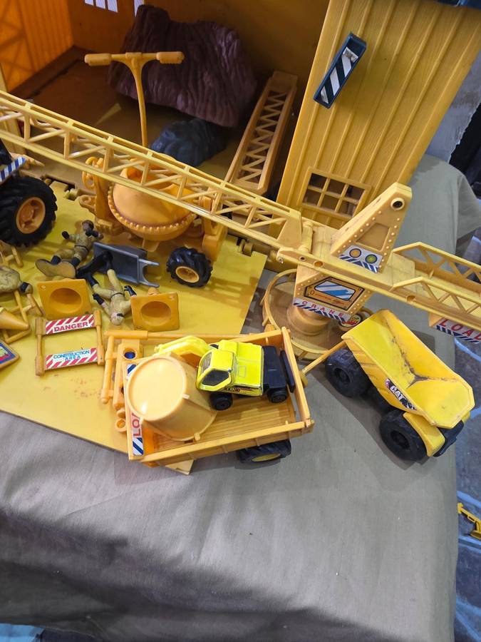 35 piece construction vehicles, workers, signs etc. Includes workshop.