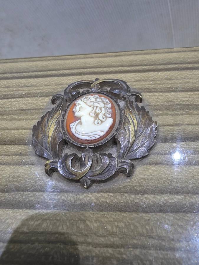 Vintage Wind Up Wooden Jewelry Box - Cameo Lady Embossed