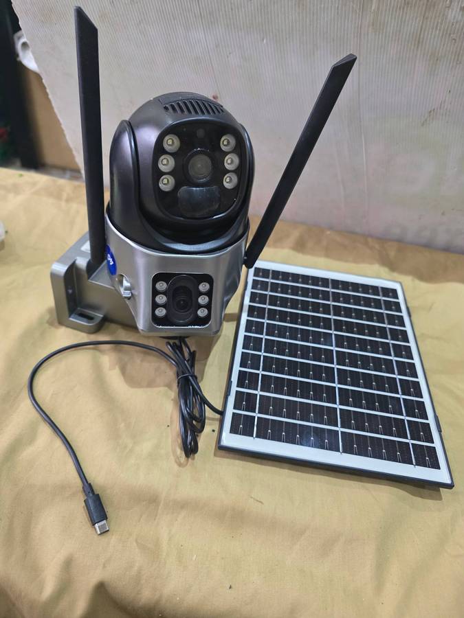 2 SCREEN OUTDOOR SOLAR CAMERA
