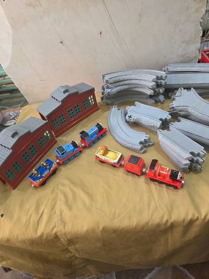 THOMAS AND FRIENDS 46 PIECE RAILWAY MODELS(TRACKS,BUILDING AND 6 PIECE DIE CAST ENGINE AND TRAILS)