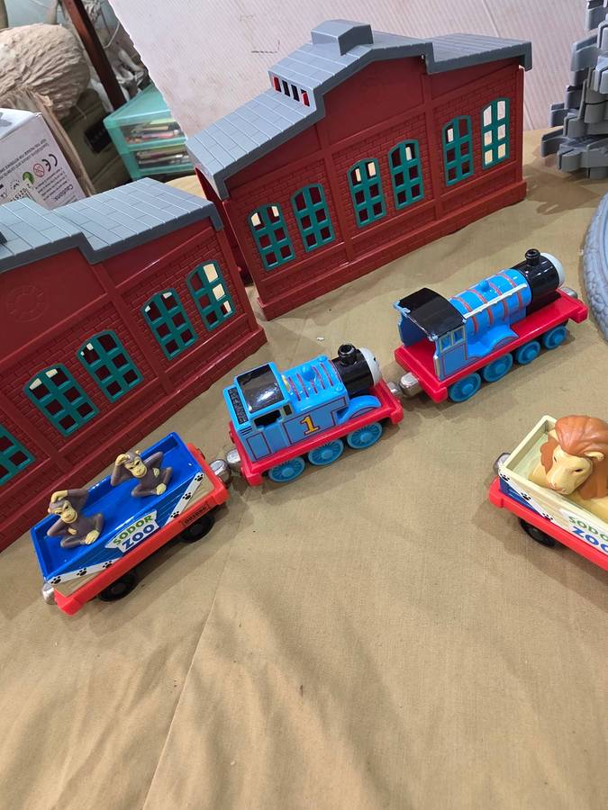 THOMAS AND FRIENDS 46 PIECE RAILWAY MODELS(TRACKS,BUILDING AND 6 PIECE DIE CAST ENGINE AND TRAILS)