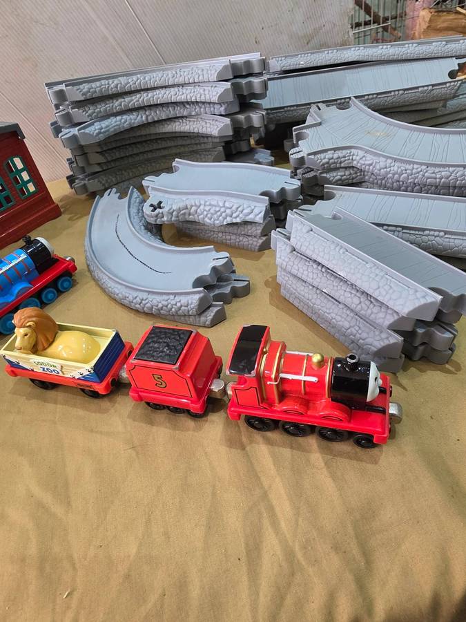 THOMAS AND FRIENDS 46 PIECE RAILWAY MODELS(TRACKS,BUILDING AND 6 PIECE DIE CAST ENGINE AND TRAILS)