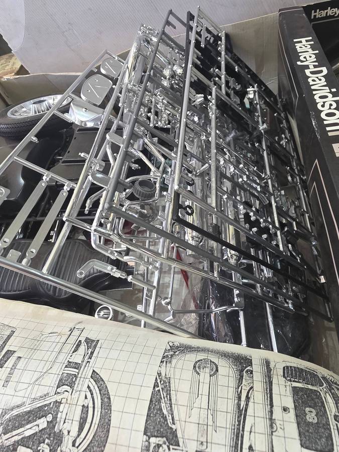 Harley Davidson Big Scale FLH Classic Model Kit (1/6th Scale) Unbuilt