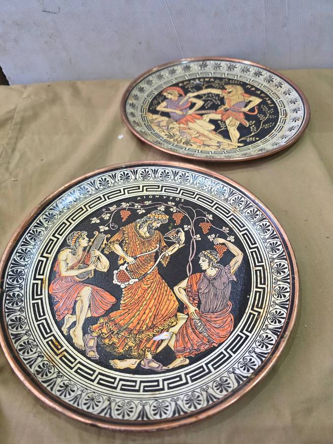2 PIECE VINTAGE MADE IN GREECE COPPER WALL HANGING PLATES(22CM IN DIAMETER)