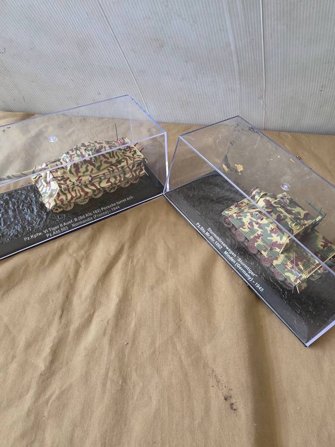 2 DIE CAST METAL COMAT/ MILLITARY TANKS MODEL (SCALE 1:72)