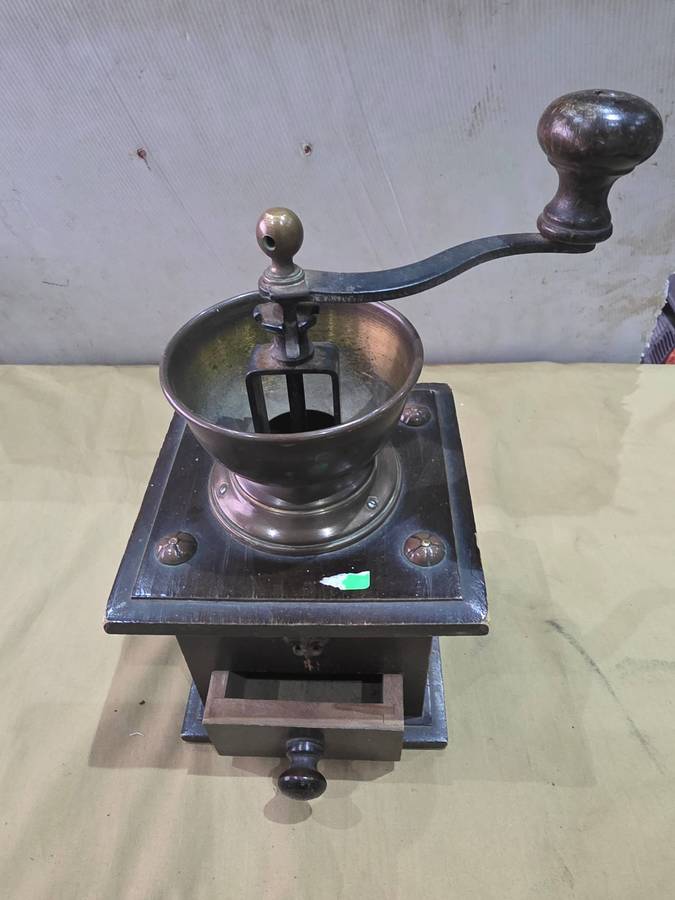 VINTAGE SOLID WOOD COFFEE MILL WITH DRAWER?LARGE SIZE)