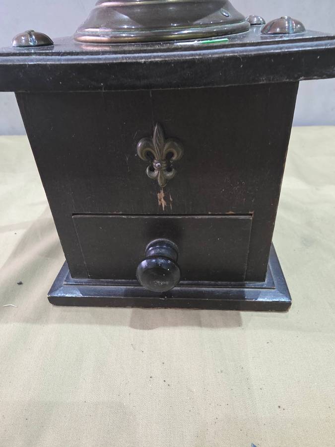 VINTAGE SOLID WOOD COFFEE MILL WITH DRAWER?LARGE SIZE)