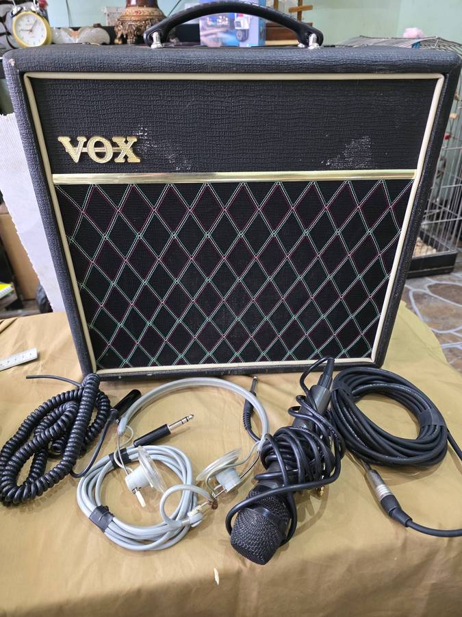 VOX AMPLIFIER WITH ASSESCORIES