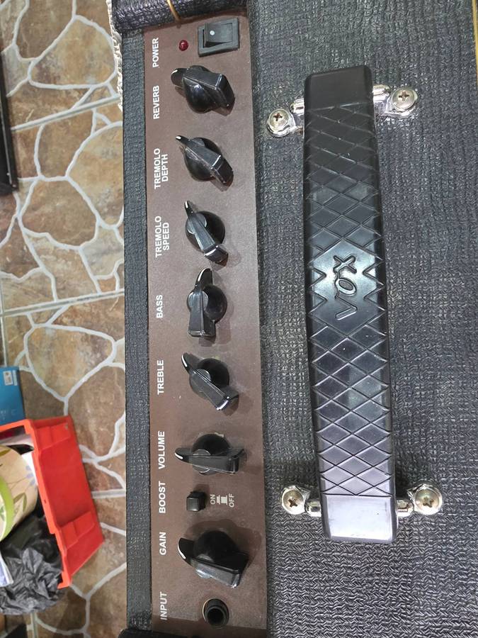VOX AMPLIFIER WITH ASSESCORIES
