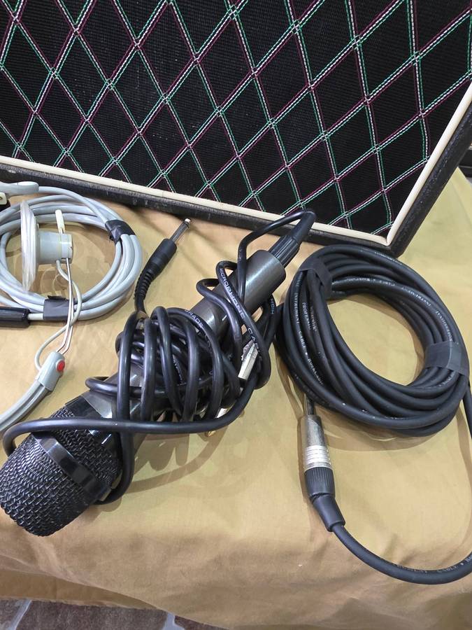 VOX AMPLIFIER WITH ASSESCORIES