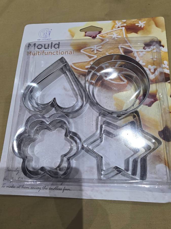 12 PIECE METAL COOKIE CUTTERS